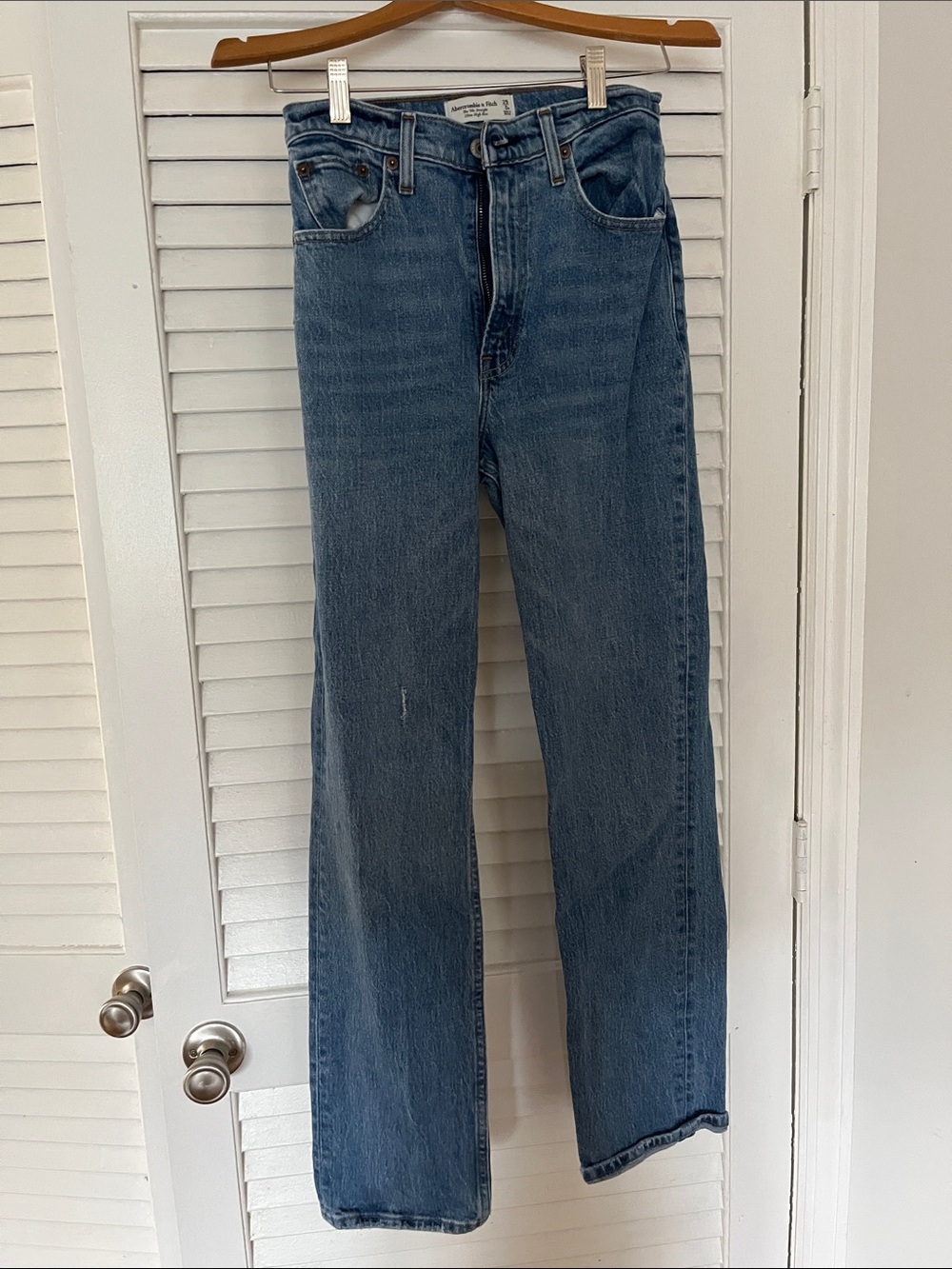Abercrombie & Fitch Straight Leg Women's Jeans in Medium Blue